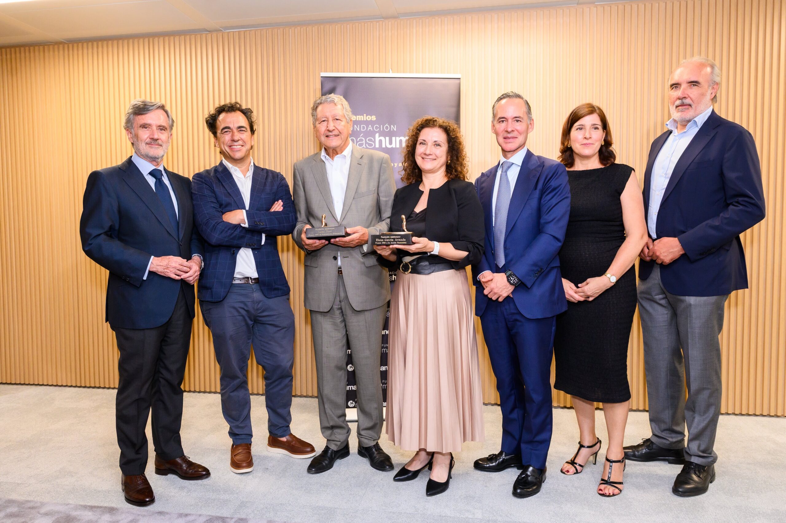 Patronato y equipo directivo de fundacion mashumano junto a ganadores
